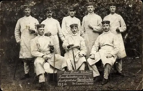 Foto Ak Verwundete Soldaten im Reserve Lazarett I Berlin, die feuchtfröhlichen Rheinländer, 1914