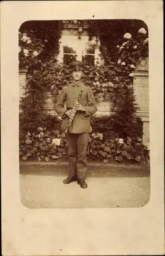 Foto Ak Soldat in Uniform mit Klarinette