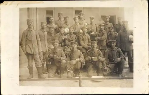 Foto Ak Deutsche Soldaten im Kaiserreich, Gruppenbild, 1917