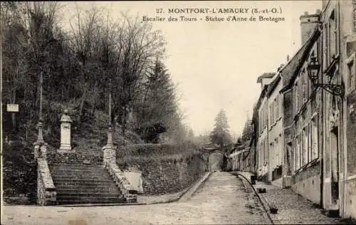 Ak Montfort l'Amaury Yvelines, Escalier des Tours, Statue d'Anne de Bretagne