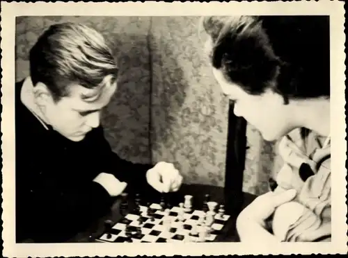 Foto Ak Schachspieler an einem Tisch