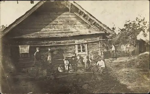 Foto Ak Süderbrarup in Schleswig Holstein, Anwohner vor Wohnhaus, 1920