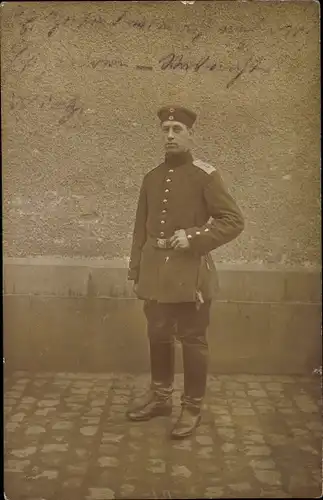 Foto Ak Köln am Rhein, Soldat in Uniform, Ganzkörperportrait