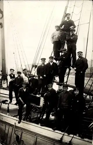 Foto Ak Schwedische Seeleute an Bord, Segelschiff in einem deutschen Hafen