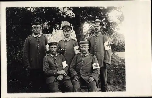Foto Ak Deutsche Soldaten in Uniformen, Sanitäter, Rotes Kreuz