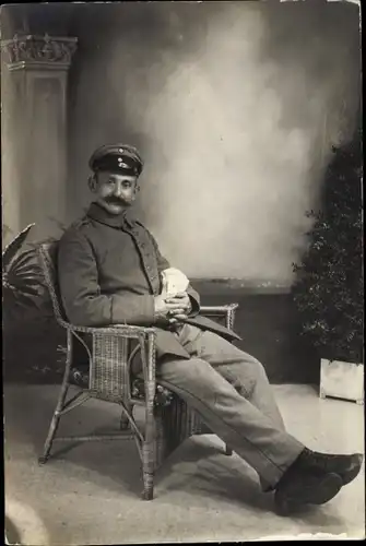Foto Ak Deutscher Soldat im Kaiserreich im Sessel, Portrait
