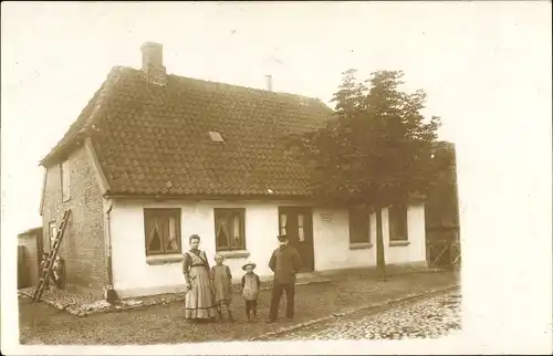 Foto Ak Nortorf in Holstein, Familienbild vor einem Haus