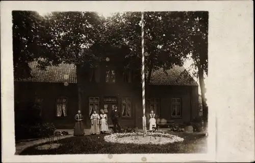 Foto Ak Leezen Schleswig Holstein, Dorfpartie, Bewohner am Haus