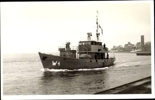 Ak Deutsches Schleppschiff W4 in der Nähe des Hafens, Foto Drüppel