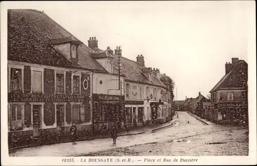 Ak La Houssaye Seine et Marne, Place et Rue de Pussiere