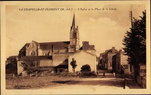 Ak Chapelle Saint Florent Maine-et-Loire, L'Eglise et la Place de la Liberti