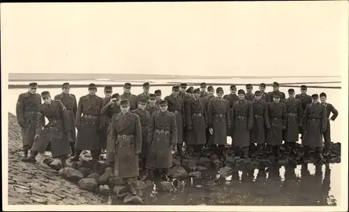 Foto Ak Zeven in Niedersachsen, Gruppenportrait, Soldaten am Ufer, 1958