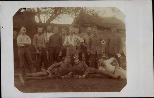 Foto Ak Soldaten in Uniformen, Sanitäter, Rotes Kreuz, Gruppenaufnahme