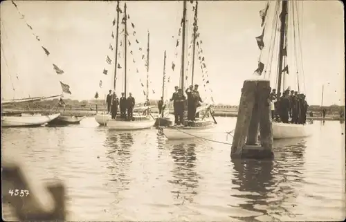 Foto Ak Seeleute auf Segelbooten