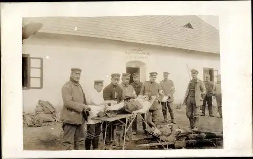Foto Ak Soldaten in Uniformen, Sanitäter, Rotes Kreuz, Verwundete