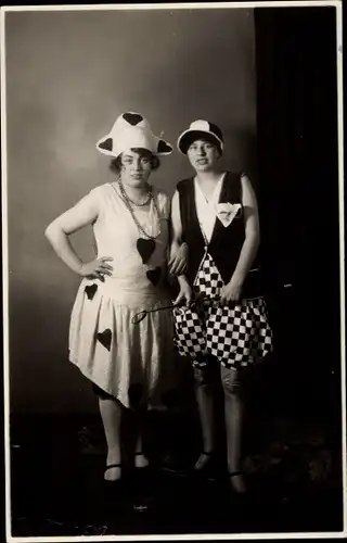 Foto Ak Zwei Frauen in Faschingskostümen, Maskenball
