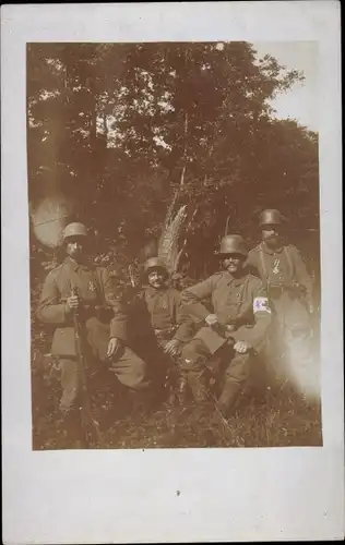 Foto Ak Soldaten in Uniformen, Sanitäter, Rotes Kreuz