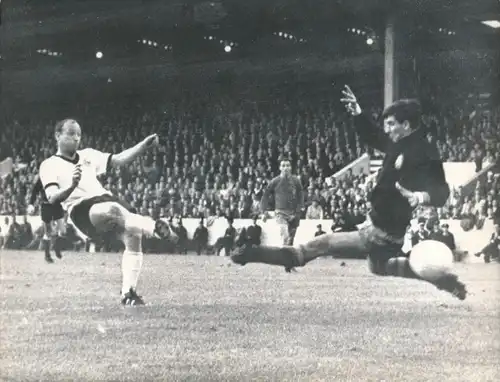 Foto Birmingham, Uwe Seeler schießt das 2:1 gegen Spanien, WM 1966, Vorrundenspiel