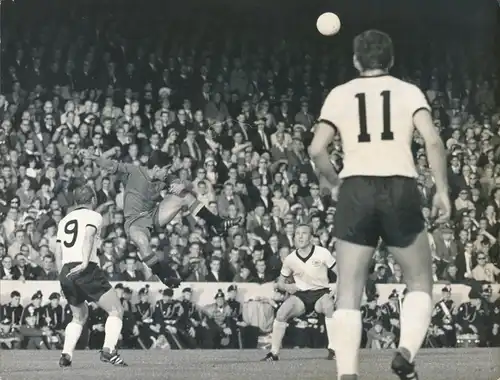 Foto Birmingham, Fußballer Uwe Seeler, Werner Krämer, Lothar Emmerich, Kopfball Zoco, WM 1966