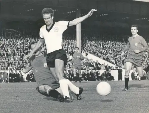 Foto Birmingham, Fußballer Wolfgang Overrath gegen Fernandez, WM 1966, Deutschland vs Spanien