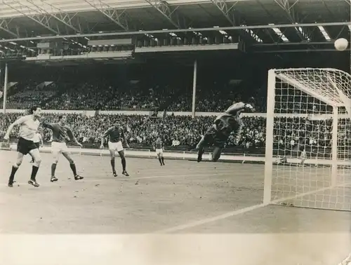 Foto Wembley London, Fußball WM 1966, Mexiko vs Uruguay, Torhüter Ladislao Mazurkiewic, Parade