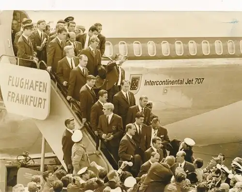 Foto Frankfurt, Fußball WM 1966, Ankunft der Deutschen Nationalmannschaft, Intercontinental Jet 707
