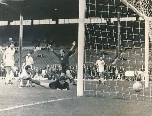 Foto Manchester, Fußball WM 1966, Ungarn vs Bulgarien, Fußballer Simonow u Davidow, Eigentor