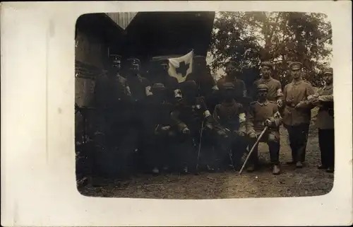 Foto Ak Deutsche Soldaten in Uniformen, Sanitäter