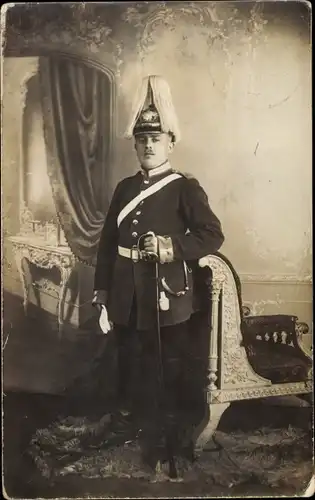 Foto Ak Soldat in Uniform, Standportrait, Pickelhaube