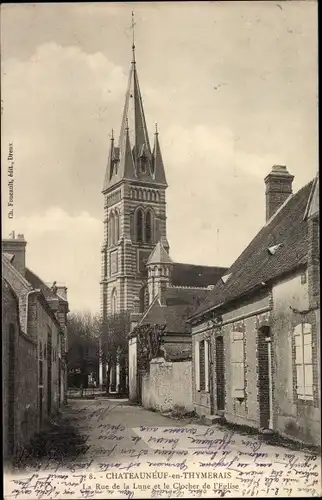 Ak Châteauneuf en Thymerais Eure et Loir, La Rue de la Lune et le Clocher de l'Eglise