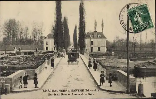 Ak Chateauneuf sur Sarthe Maine-et-Loire, Entree du Pont et Avenue de la Gare