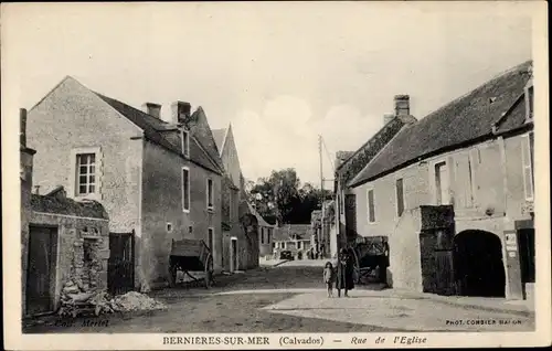 Ak Bernieres sur Mer Calvados, Rue de l'Eglise