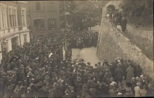 Foto Ak Kellinghusen in Holstein, Menschen vor der Stadtmauer