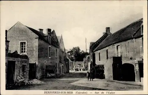 Ak Bernieres sur Mer Calvados, Rue de l'Eglise