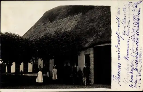 Foto Ak Schleswig an der Schlei, Familie vor einem Haus mit Reetdach