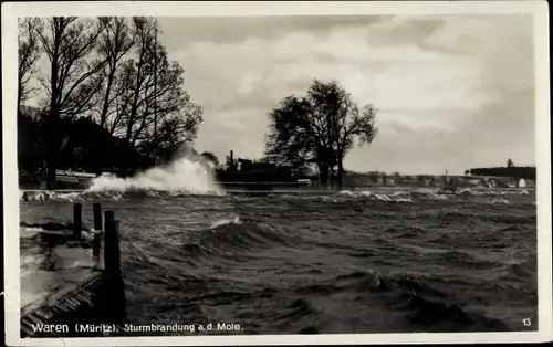 Ak Waren an der Müritz, Sturmbrandung a. d. Mole