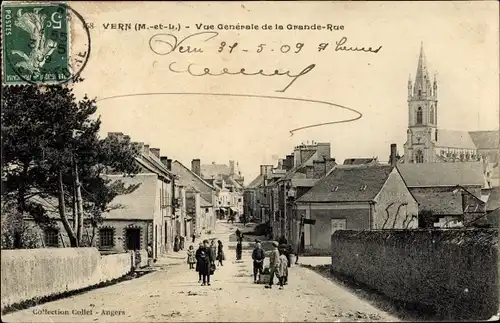 Ak Vern Maine et Loire, Vue Generale de la Grande Rue