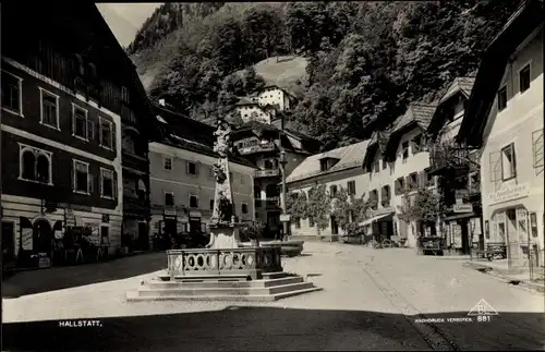 Ak Hallstatt im Salzkammergut Oberösterreich, Straßenpartie, Brunnen