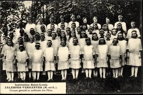 Ak Jalesnes Vernantes Maine et Loire, Groupe general en uniforme des Fetes. Institution Saint Louis