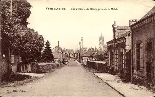 Ak Vern Maine et Loire, Vue generale du Bourg prise de la Mairie