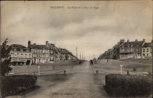 Ak Balleroy Calvados, La Place et la Rue du Sapin