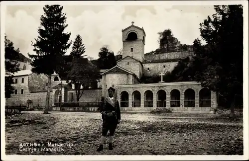 Ak Цетиње Cetinje Montenegro, Manastir, Mann in typischer Tracht