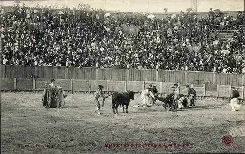 Ak Stierkampfarena, Toreros, Totes Pferd, Stier, Matator au quite degageant un Picador