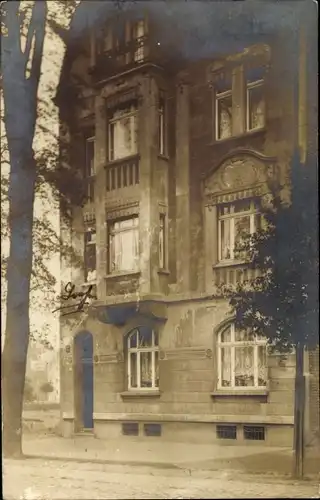 Foto Ak Duisburg im Ruhrgebiet, Wohnhaus mit Wandverzierung