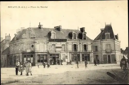 Ak Noyant Maine et Loire, Place du Marche