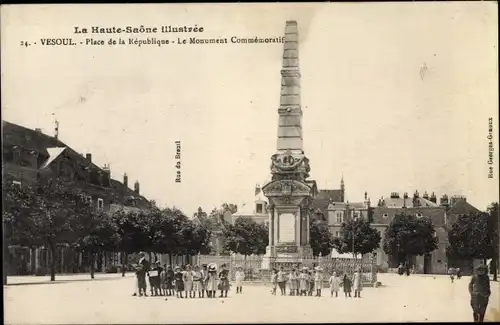 Ak Vesoul Haute Saône, Place de la Republique, Monument Commemoratif