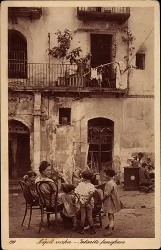 Ak Napoli Neapel Campania, Familie vor einem Haus