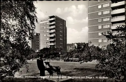 Ak Herne im Ruhrgebiet, Hölkeskampring mit Bronzeplastik, Bergmann mit Ziege von H. Nietsch