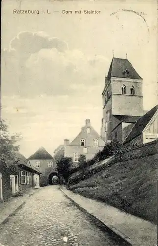 Ak Ratzeburg in Schleswig Holstein, Straßenpartie, Dom und Steintor