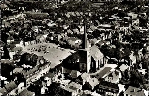 Ak Neustadt in Holstein, Luftbild der Kirche, Stadt